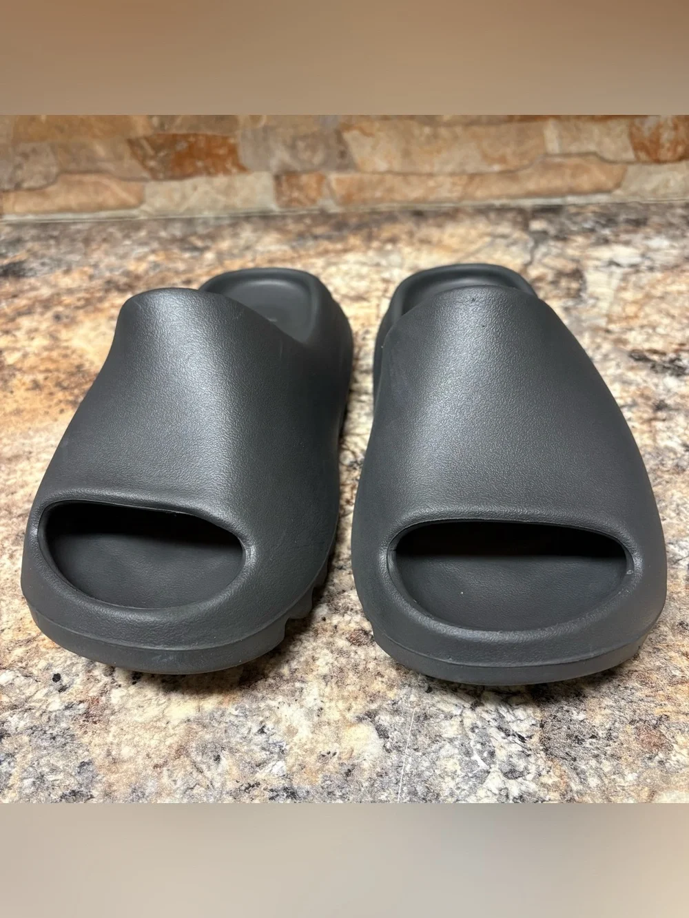 Adidas X Yeezy Slides ONYX Mens Size 6 Women’s 7.5